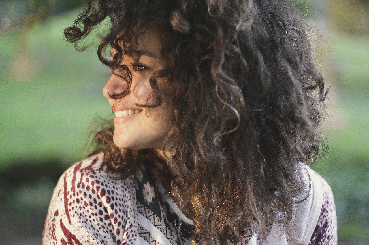 Locken bringen Bewegung in die Frisur